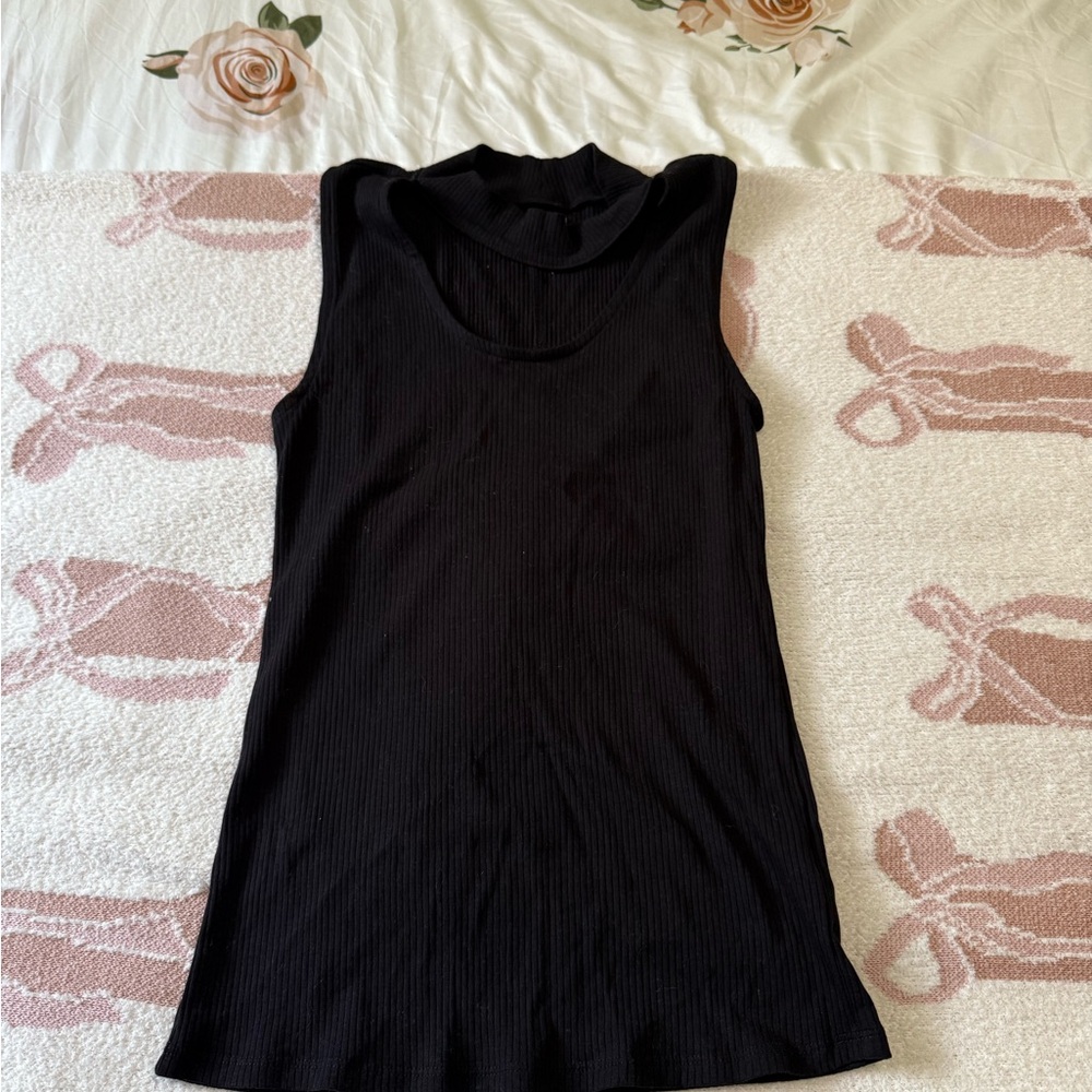 Fitted Black Sleeveless Tank Top
